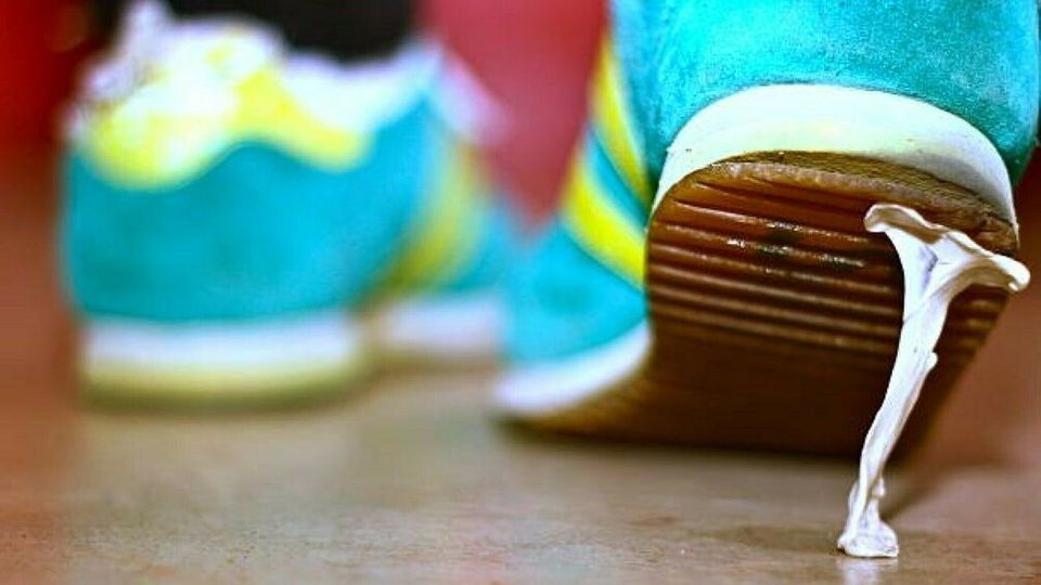 Kaugummi am Schuh entfernen: Diese Tricks machen es leichter