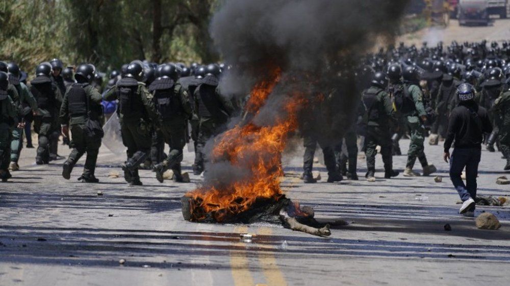 Proteste in Bolivien eskalieren: Demonstranten greifen Polizisten an