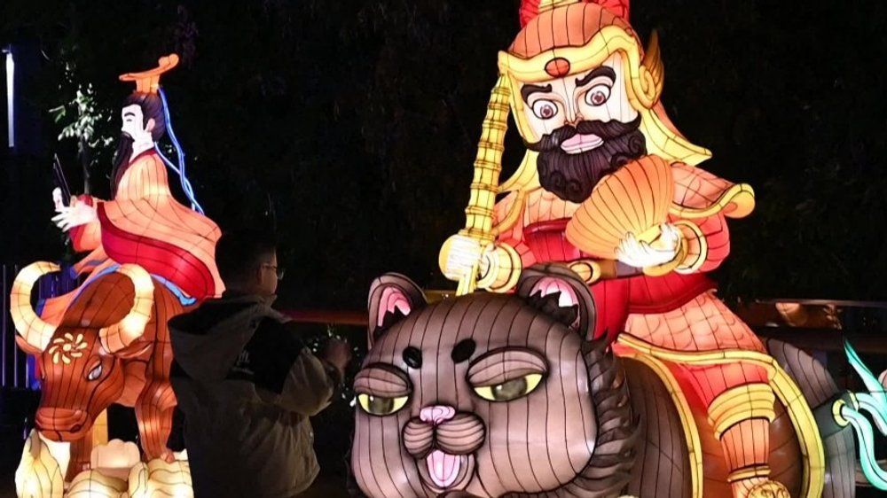 Vor Neujahrsfest: Riesige Laternen erhellen chinesische Stadt