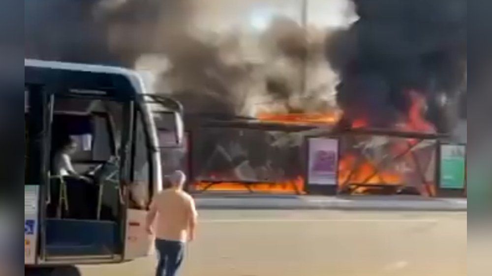 Flugzeug stürzt auf Straße und kracht in Bus
