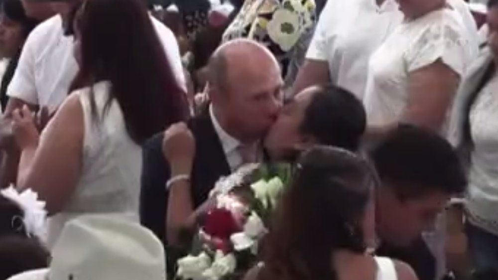Hunderte Paare geben sich bei Massenhochzeit das Jawort