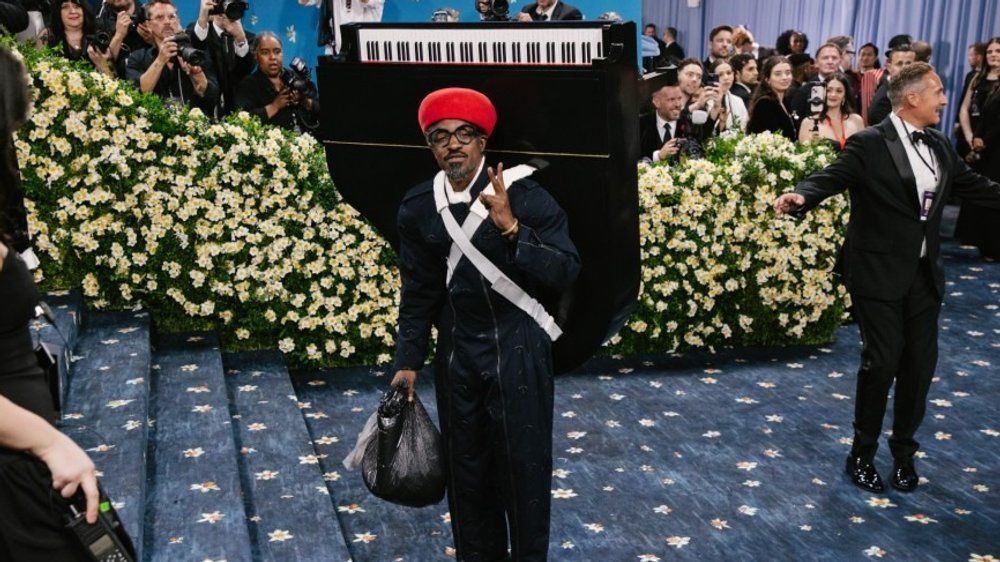 Rapper André 3000 trägt bei Met Gala riesiges Klavier auf dem Rücken