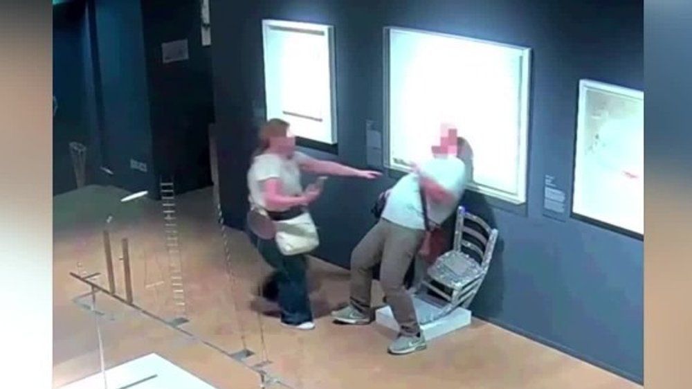 Video: "Van Gogh Stuhl": Mann setzt sich auf Kunstwerk und zerstört es