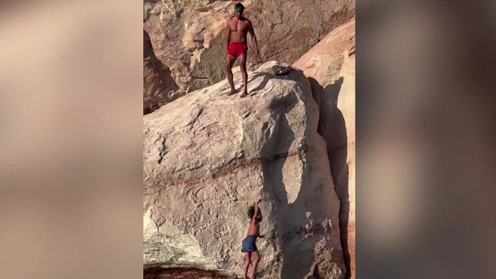 Video: Influencer wirft Sohn von der Klippe: Follower sind schockiert