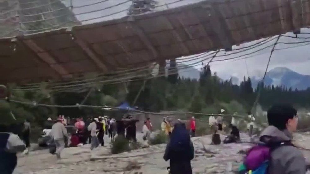 Video: Tödlicher Unfall: Menschen fallen bei Brückeneinsturz in die Tiefe