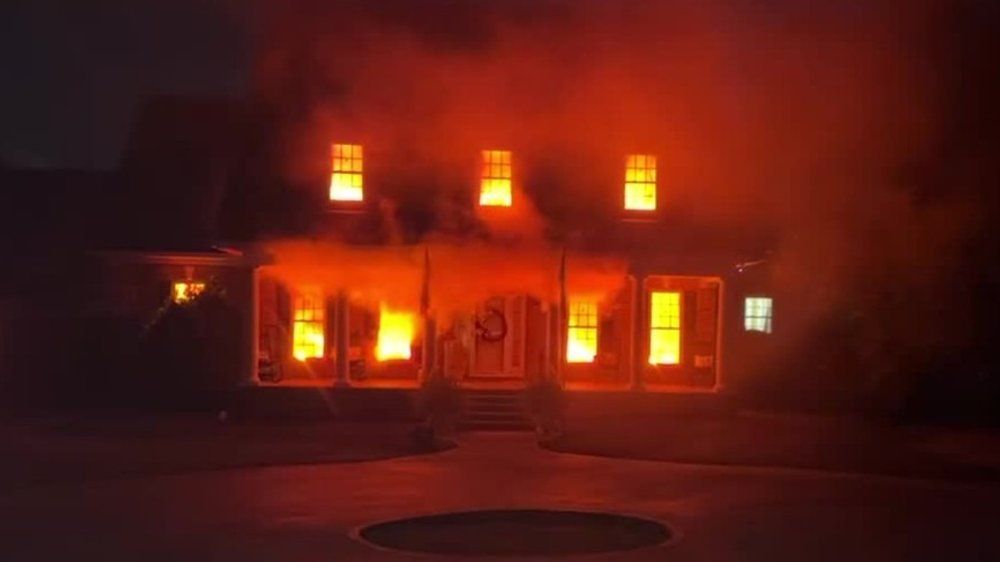 Video: Halloween-Deko hält Feuerwehr auf Trab