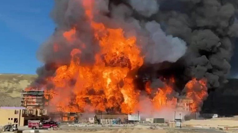 Video: Gigantische Rauchwolken: Gebäudekomplex steht lichterloh in Flammen