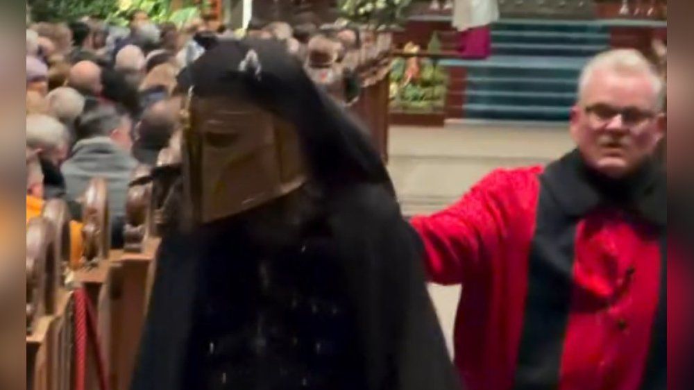 Video: Maskierter Mann schockiert tausende Gäste im Kölner Dom