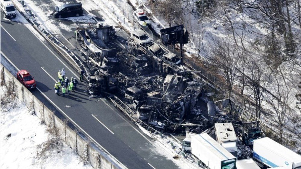 Video: Mehr als 50 Fahrzeuge: Massenkarambolage auf verschneiter Autobahn