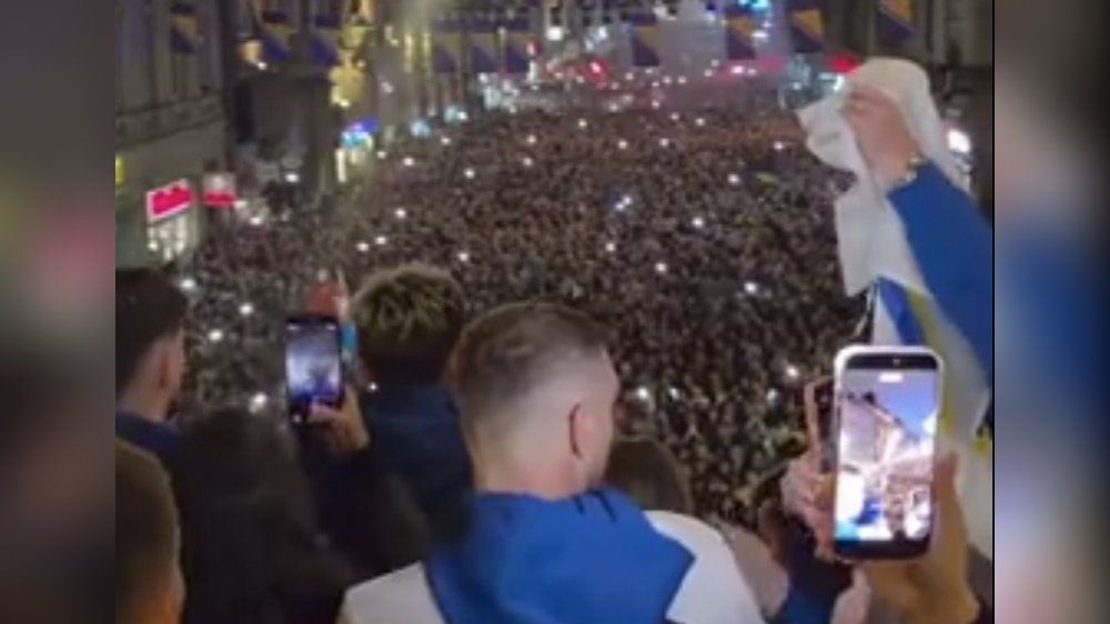 Video: So überschwänglich feiert Bosnien die Qualifikation zur Fußball-WM