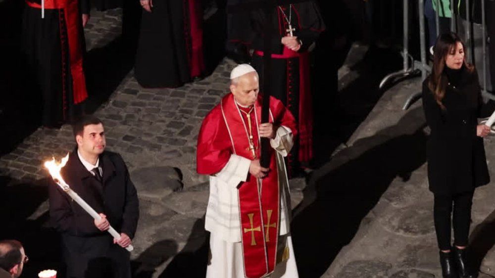 Video: Sein erster Kreuzweg: Papst Leo sorgt für historischen Moment