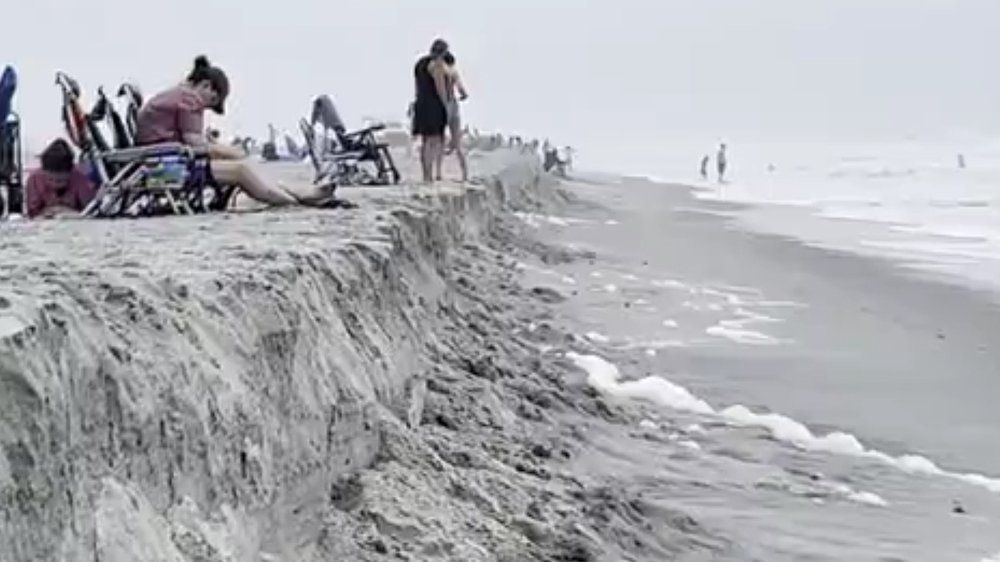 Video: Küstenerosion in Florida: Strand wird von Sturmwellen abgetragen