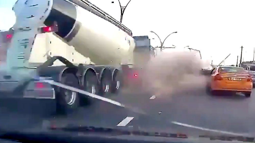 Video: Tödliche Kettenreaktion: Zementlaster rast in mehrere Autos