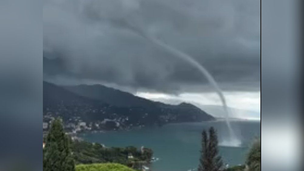 Video: Nach Unwettern: Anwohner filmen Tornados über Mittelmeer