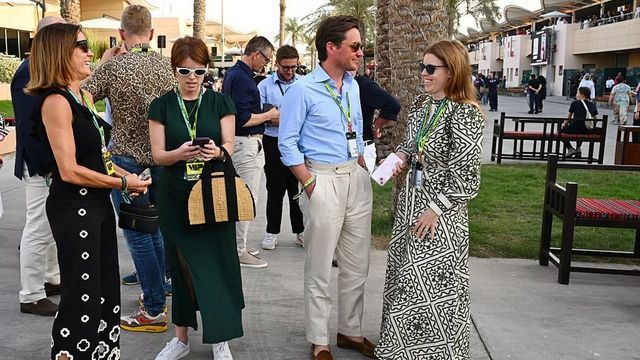 Video: Prinzessin Beatrice strahlt neben Eugenie im 260-Euro-Kleid
