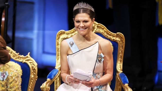 Video: Schulterfrei & asymmetrisch: Victorias Nobel-Robe ist wirklich raffiniert