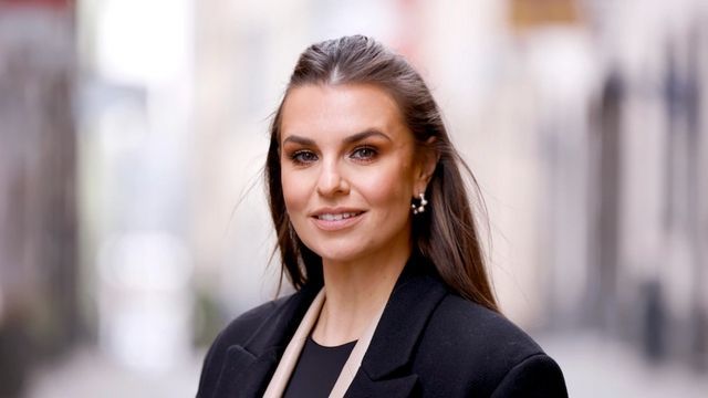 Weihnachtsgrüße im Bikini: Laura Wontorra heizt ihren Fans mit Urlaubs-Video ein