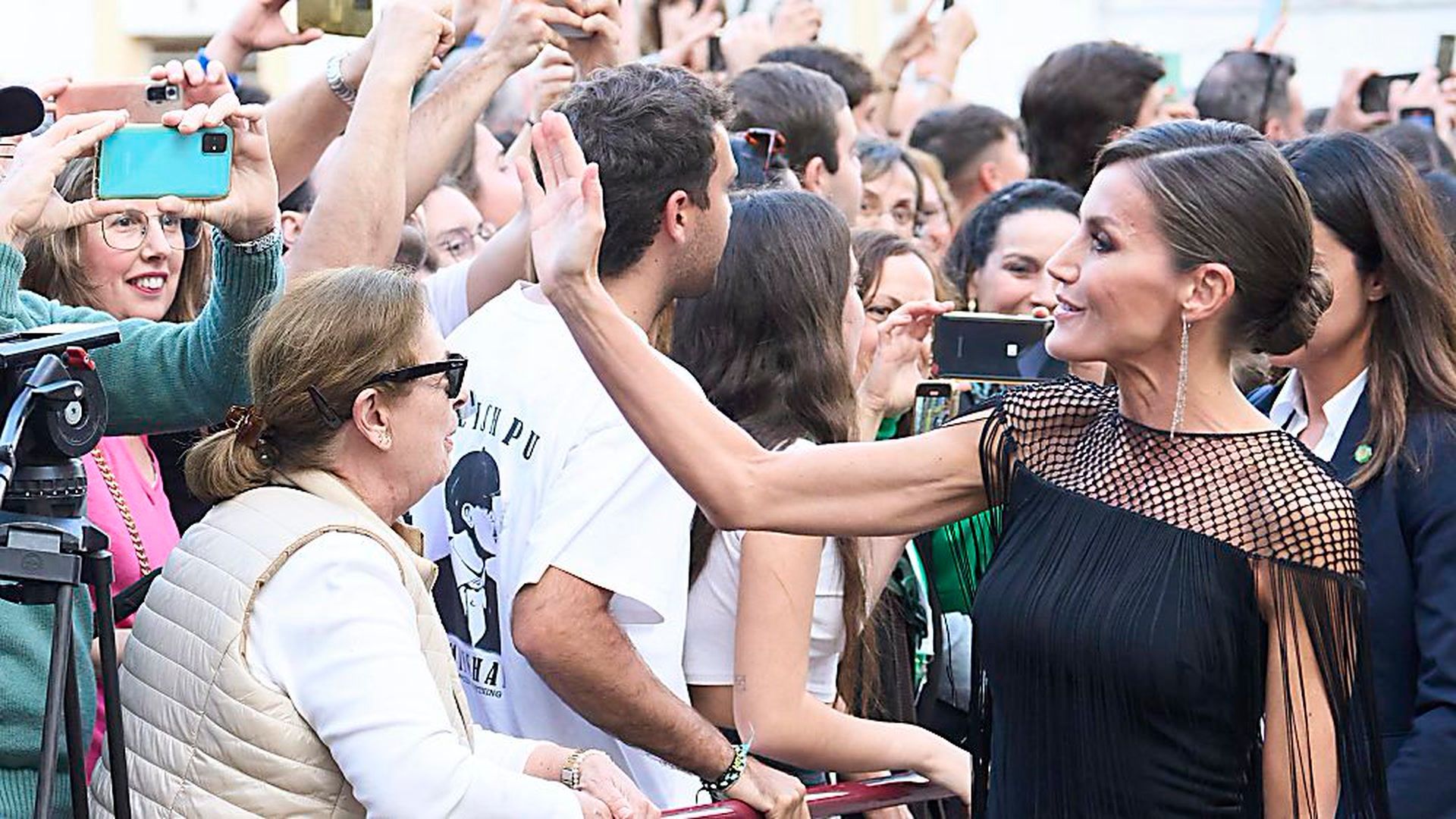 Muscle queen is back: Queen Letizia drives fans crazy in a net dress