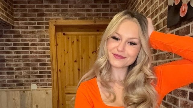 Nach Bauchstraffung: Sarah-Jane Wollny bezaubert im knappen Crop Top