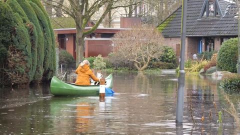 Mit Kanu durch die Straßen: Hochwasser in Bremen wird noch anhalten