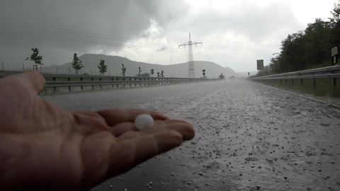 Gewitter schüttet riesige Hagelkörner über Süddeutschland aus