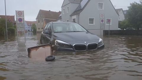 Hüfthoch in den Fluten - Feuerwehr: Schutz von Leib und Leben hat Prämisse