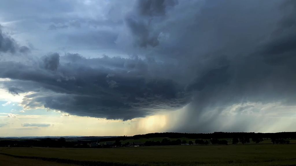 Sachsen: Unwetterfront hängt tief über der Landschaft