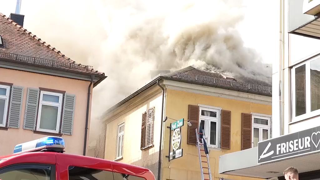 Alter Kinosaal steht in Flammen - Feuer in Bad Homburger Innenstadt