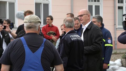 Hochwasser in Brandenburg: Ministerpräsident Woidke vor Ort