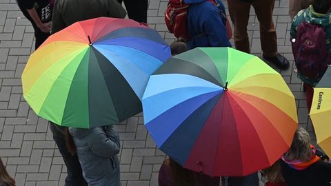 Streit um Regenbogenfahnen in Neubrandenburg: Bürgermeister erklärt Rückzug