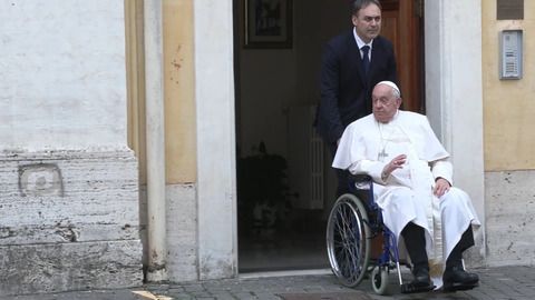 Der Papst im Rollstuhl