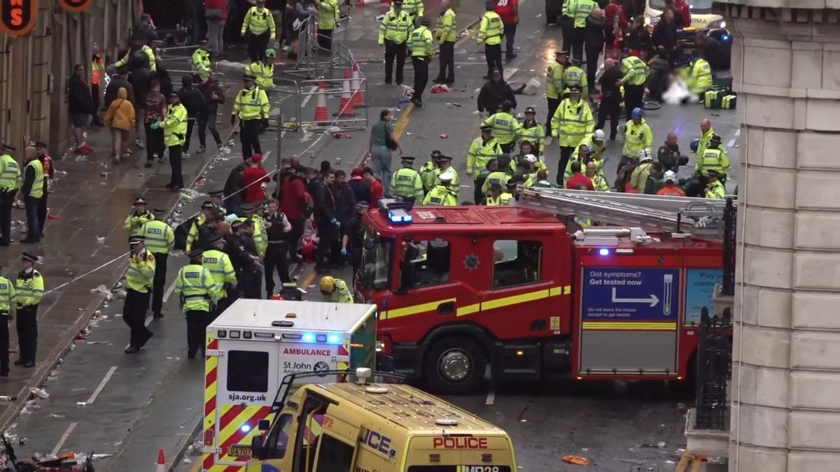 Auto fährt in Liverpool in Menschenmenge: Viele offene Fragen