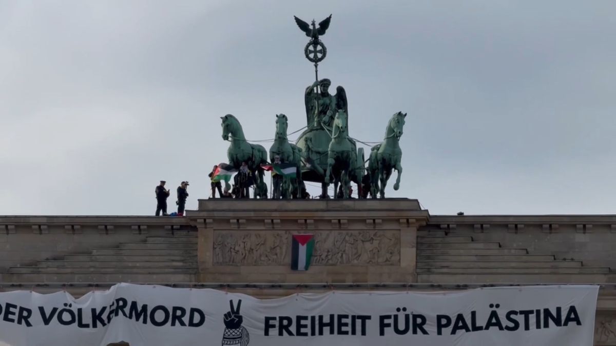 Berlin: Pro-Palästina-Demonstranten klettern auf Brandenburger Tor