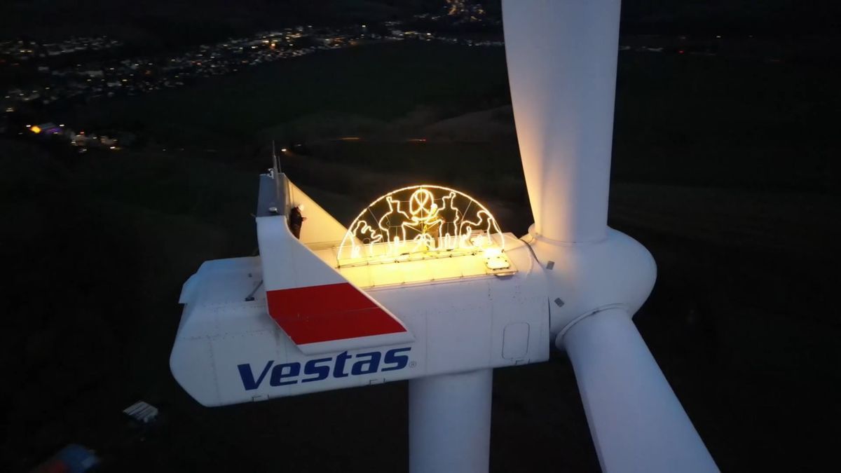 Weihnachtsglanz auf dem Windrad: Schwibbogen erstrahlt auf 140 Metern Höhe