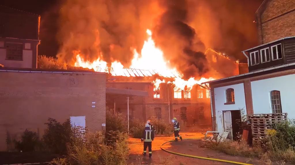 Video: Großbrand in Niedersachsen: Meterhohe Flammen in Fabrikgebäude