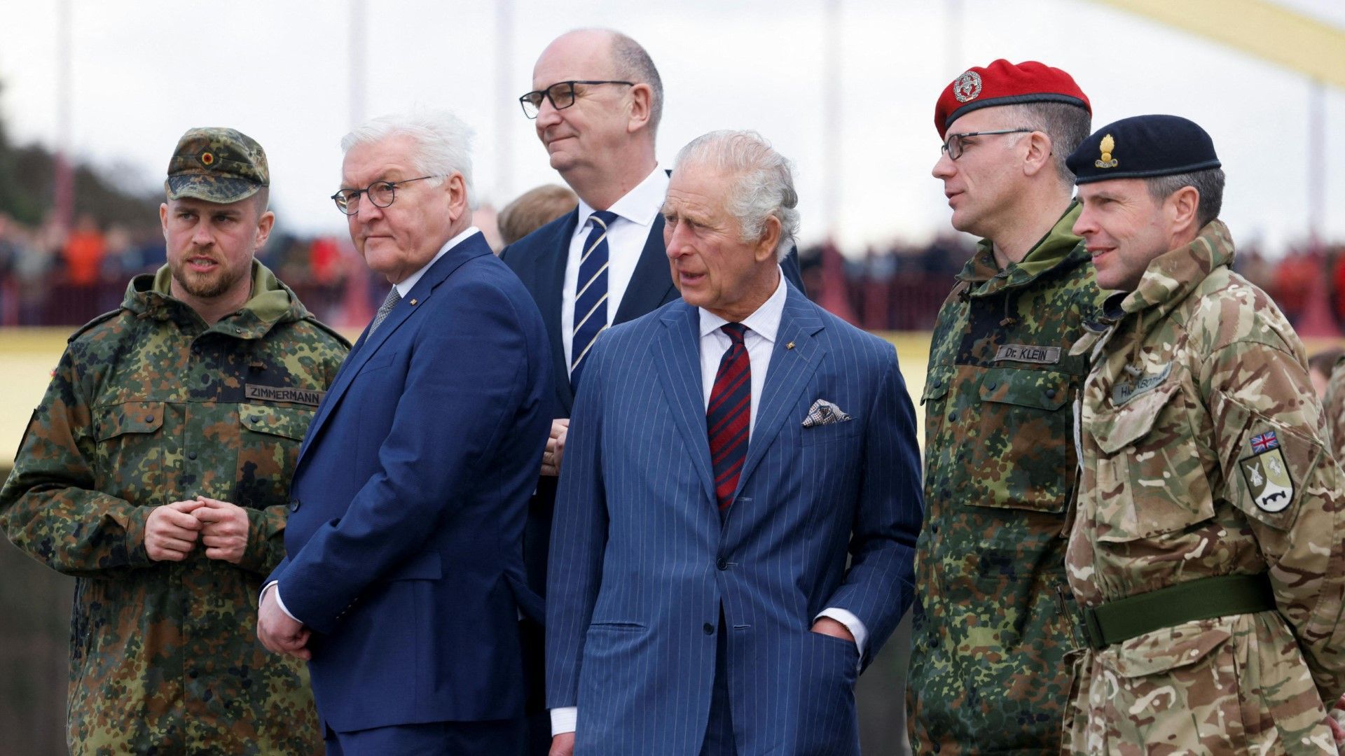 König Charles III. besucht deutsch-britische Armee-Einheit