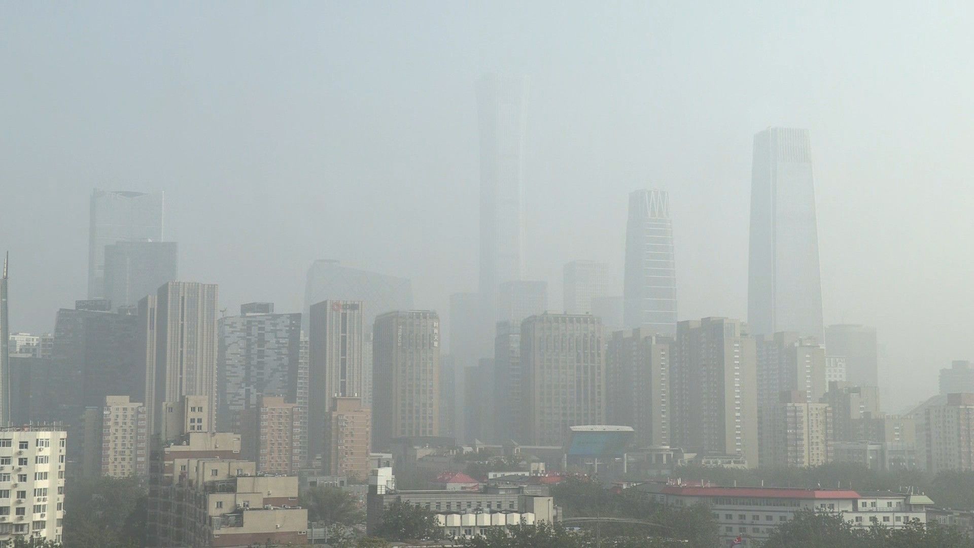 Thick haze smothers Beijing as northern China chokes under severe pollution