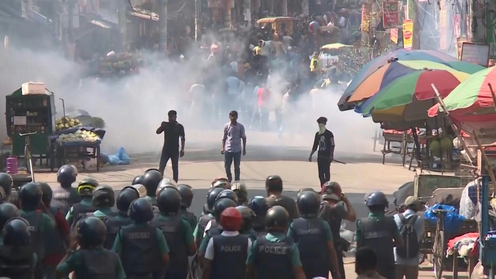 Bangladesh garment workers clash with police in violent protest