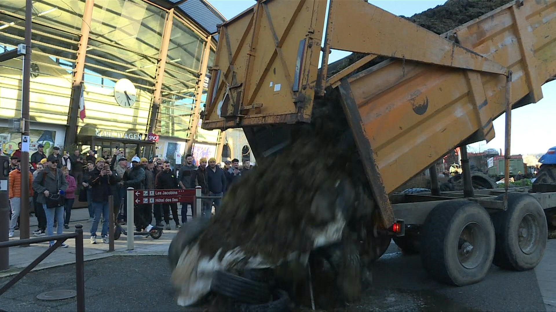 Farmers block entrance to train station in southwest France