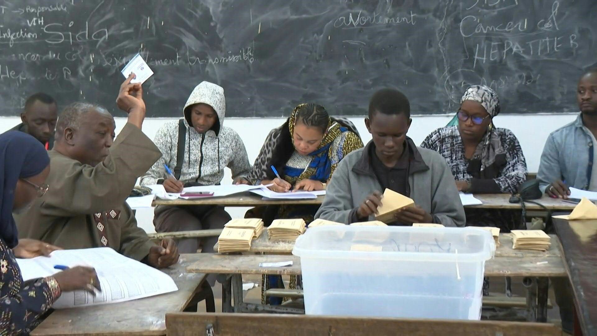 Senegal presidential election: polls close and vote counting begins