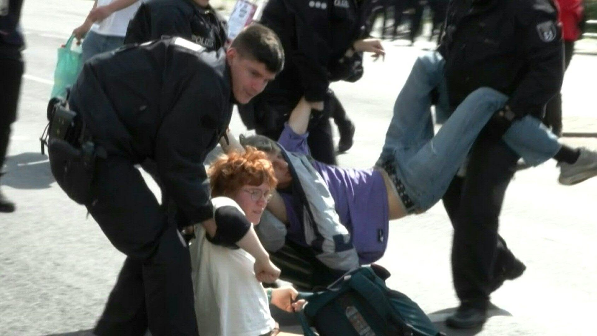 Berlin: Polizei löst Protestaktion der Letzten Generation auf