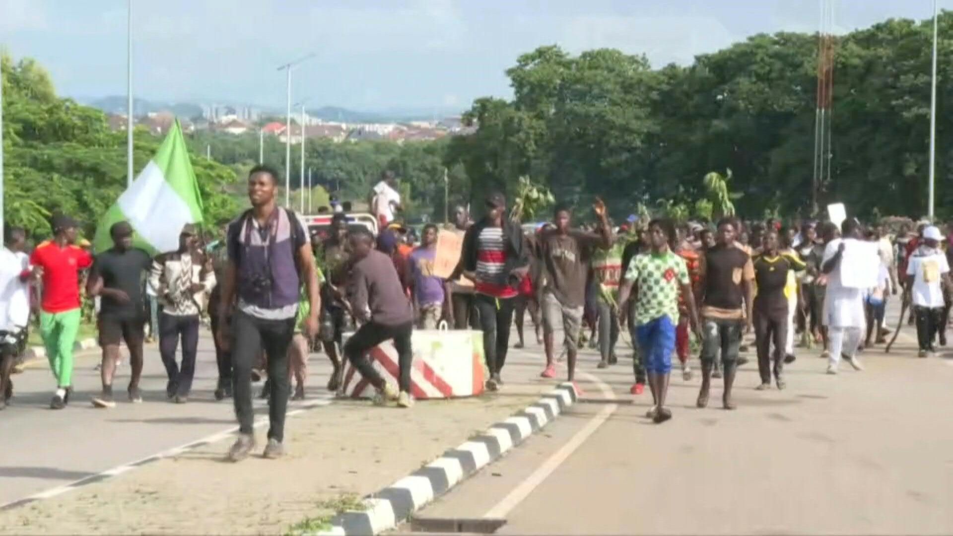 Crowds of hardship protesters on streets of Nigerian capital (2)