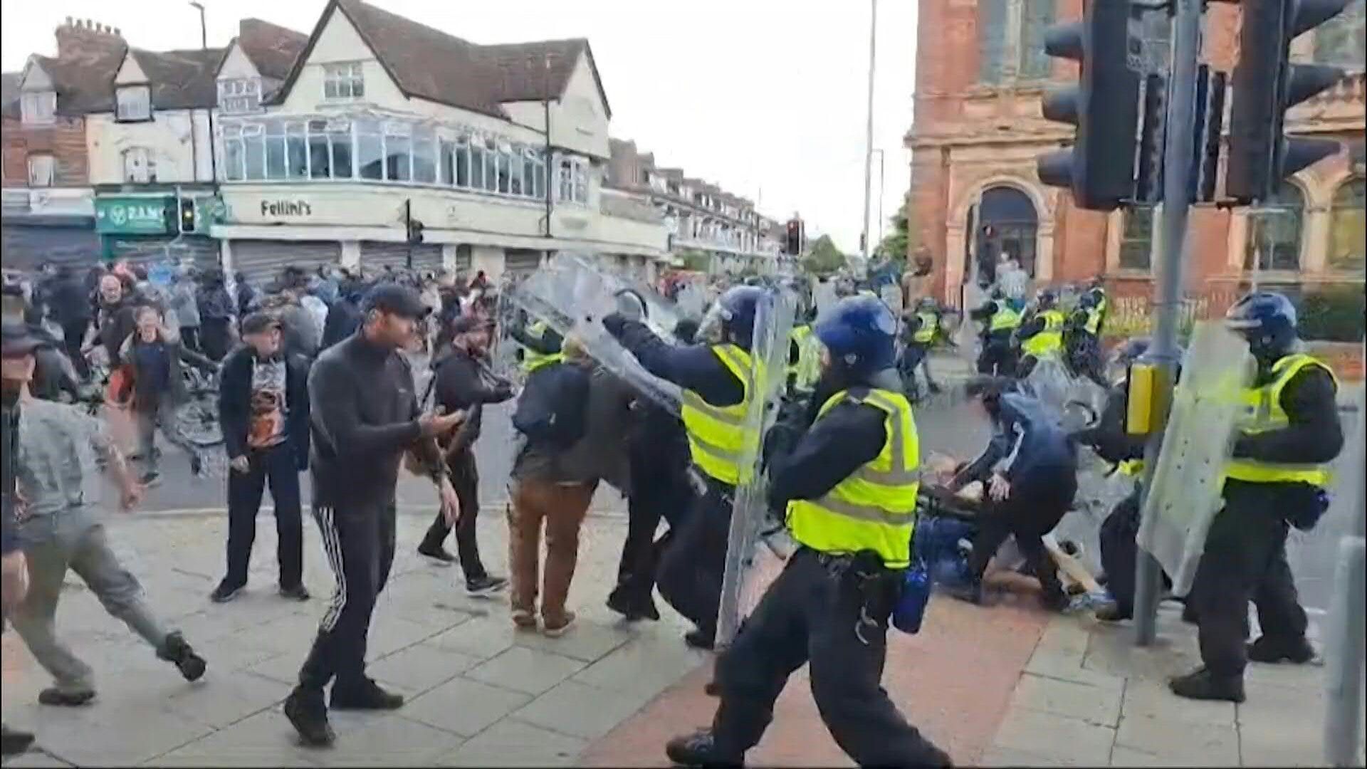Neue Ausschreitungen in England - Regierung verurteilt rechtes "Rowdytum"