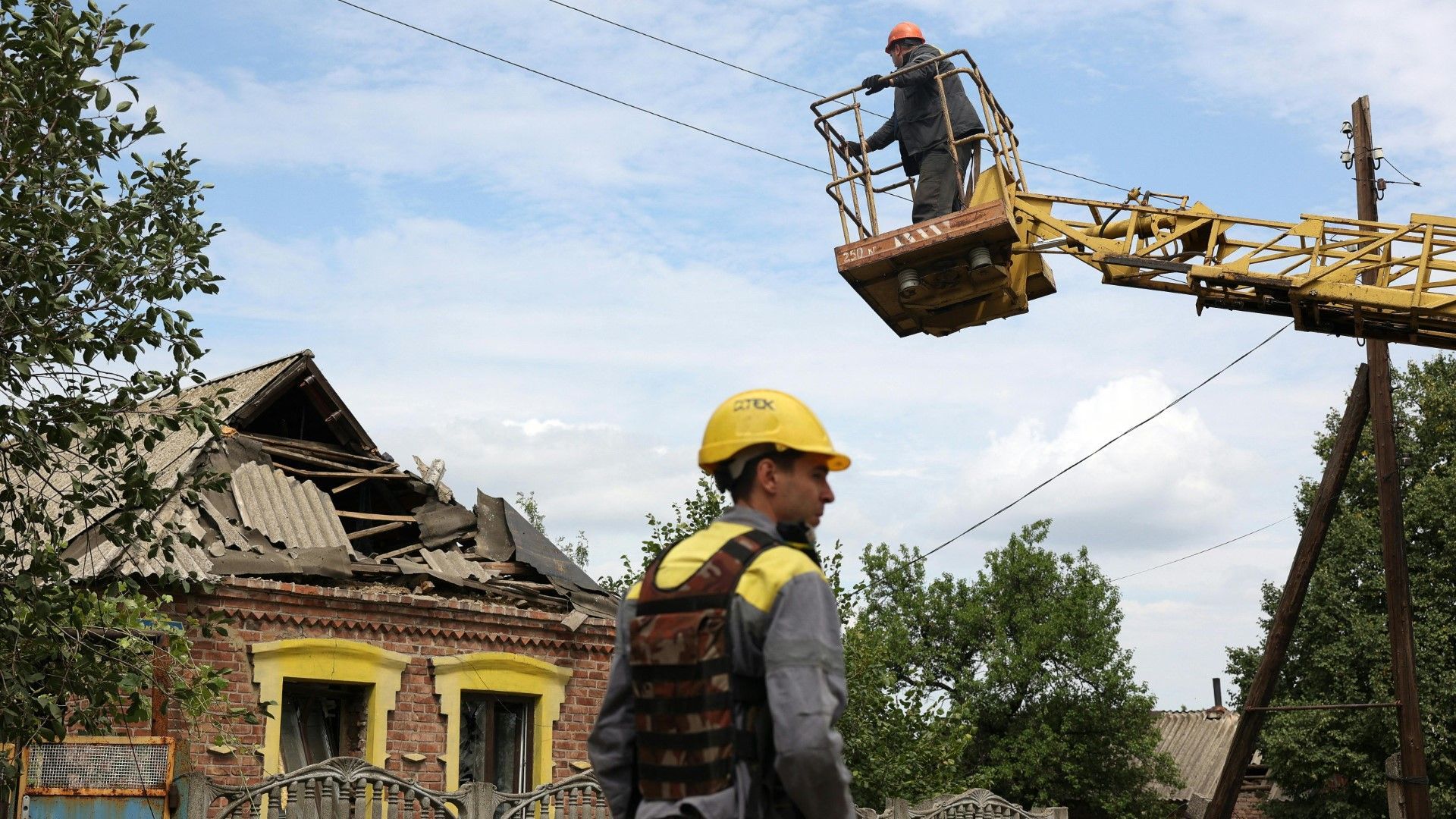 Strom-"Helden" in der Ukraine: Reparatur unter Lebensgefahr