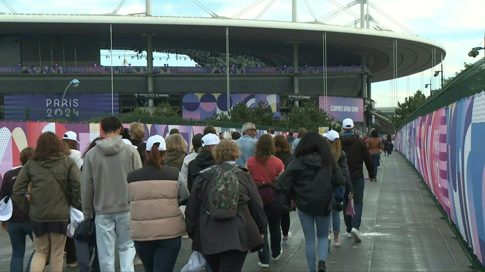 Toeschouwers arriveren bij Stade de France voor de sluitingsceremonie van de Paralympische Spelen