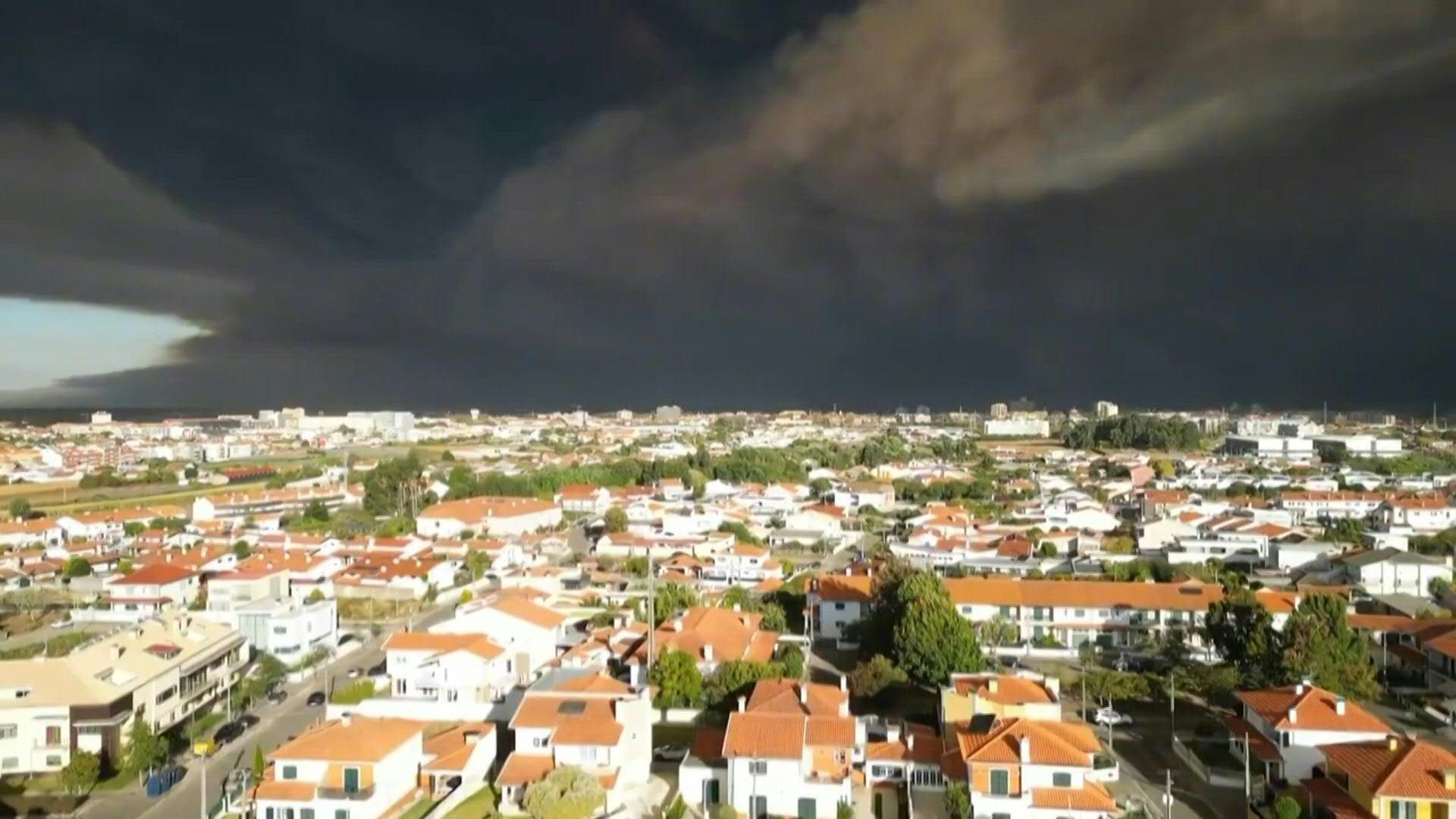Dicker Qualm liegt über Waldbrandgebieten in Portugal
