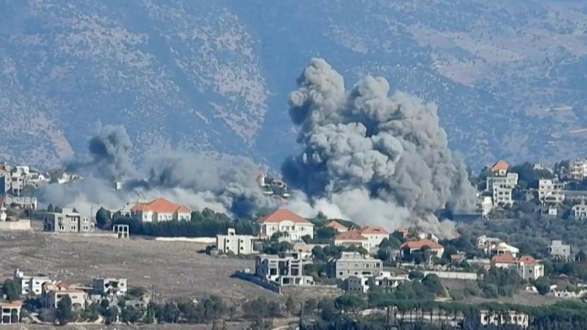 Clouds of smoke as Israeli army pounds south Lebanon villages