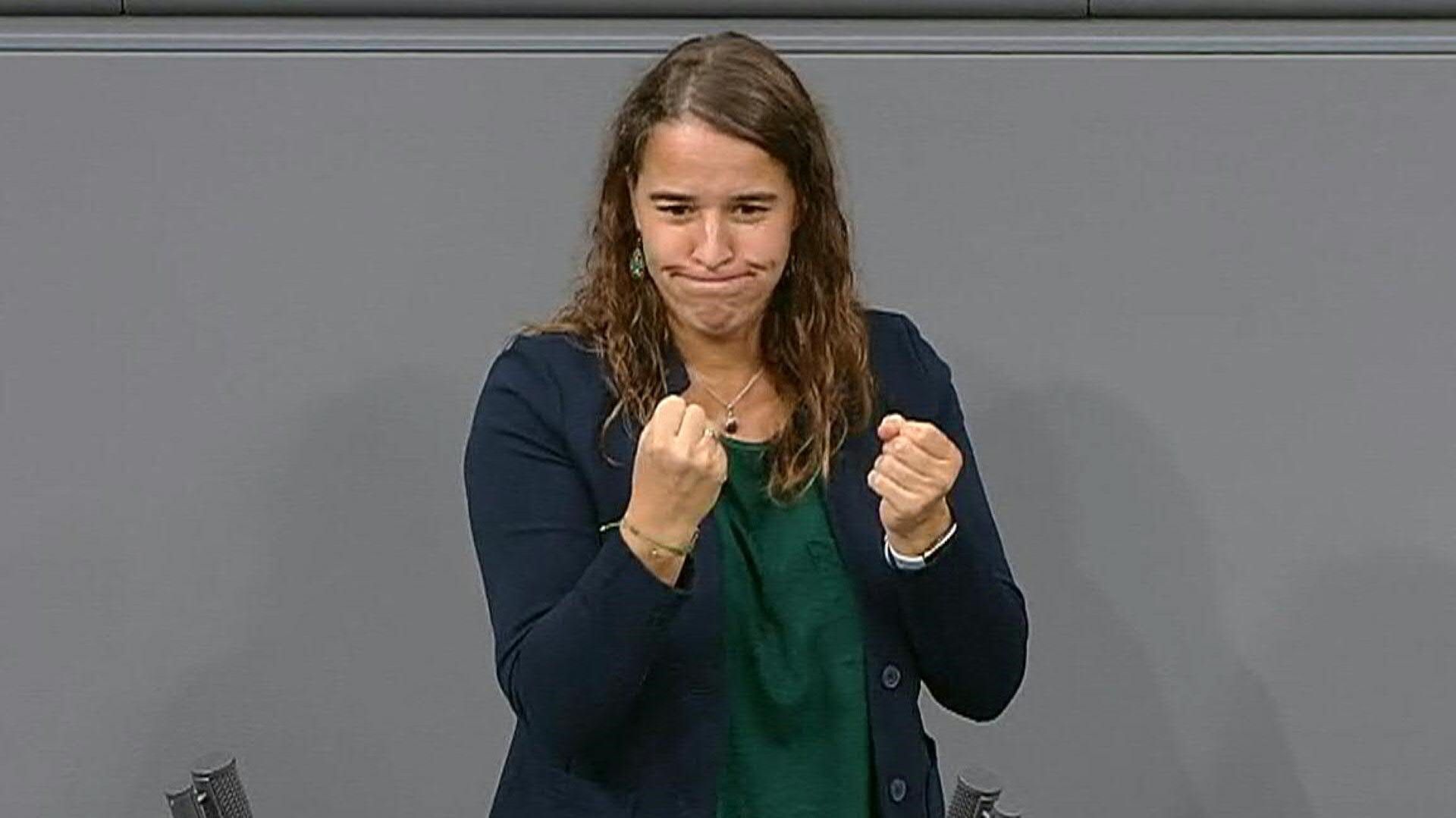Gehörlose Abgeordnete wirbt im Bundestag für mehr Klimaschutz