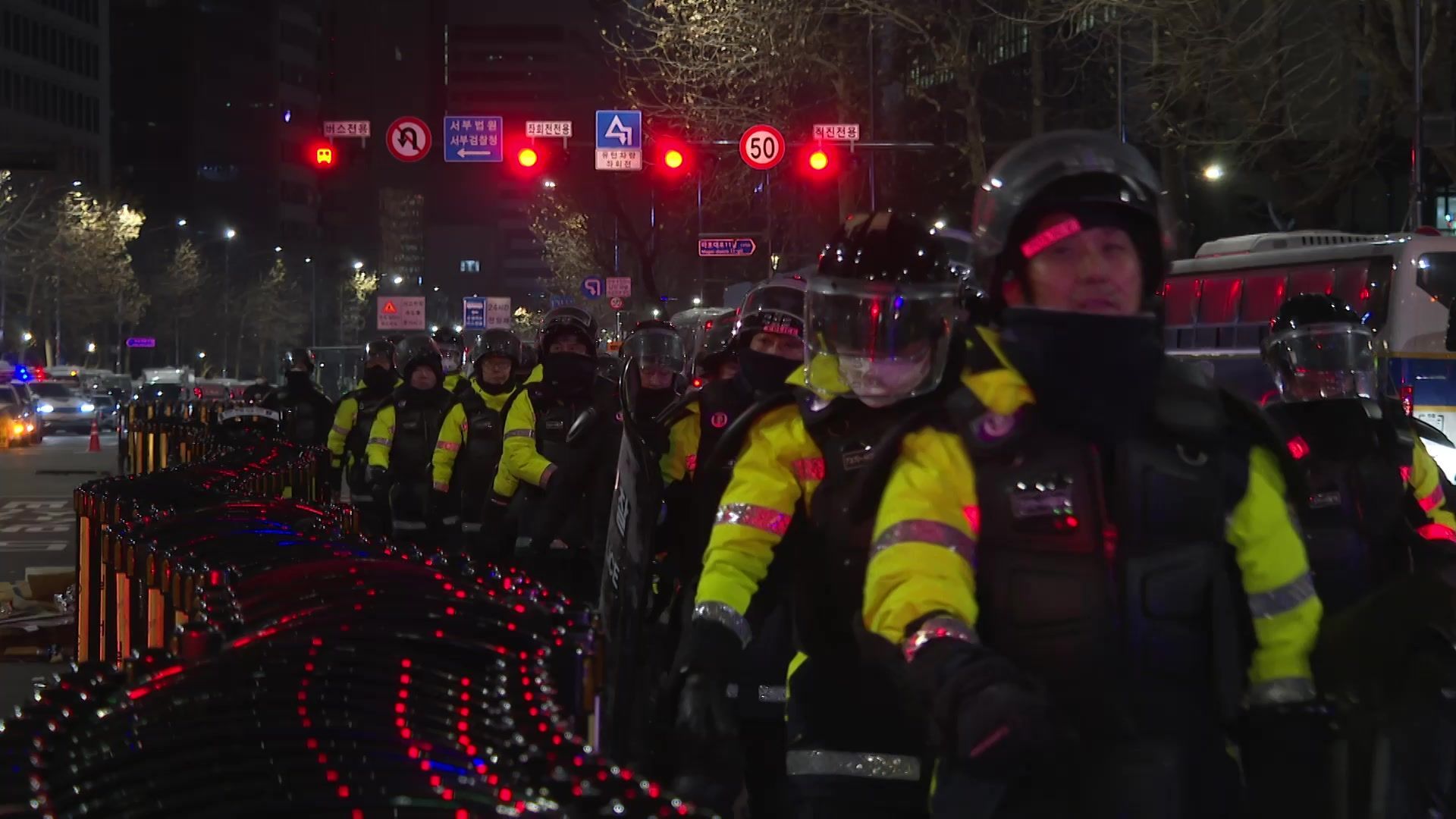 Police guard Seoul Western District Court as protesters enter court building