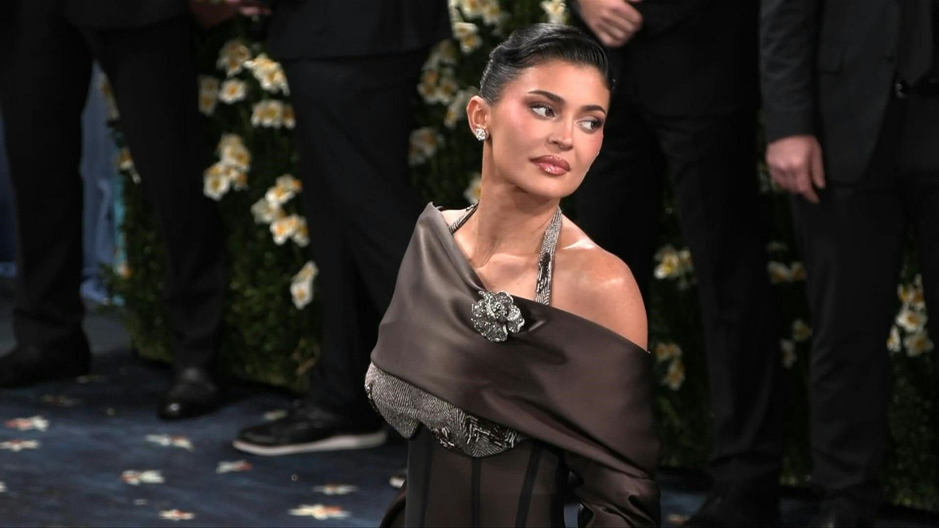 Video: Kendall and Kylie Jenner arrive at the Met Gala